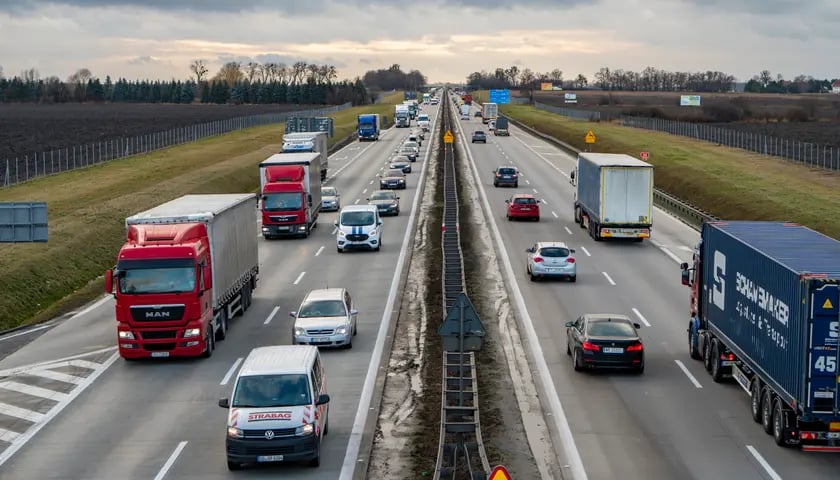 Na zdjęciu samochody jadące autostradą. Ciężarówki wciąż będą obciążone opłatami, ale pozostali kierowcy będą podróżować za darmo. (Zdjęcie ilustracyjne.)