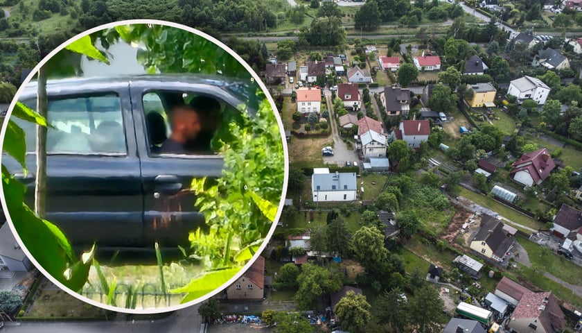 Podejrzani o kradzieże mężczyźni siedzący w samochodzie na tle osiedla 