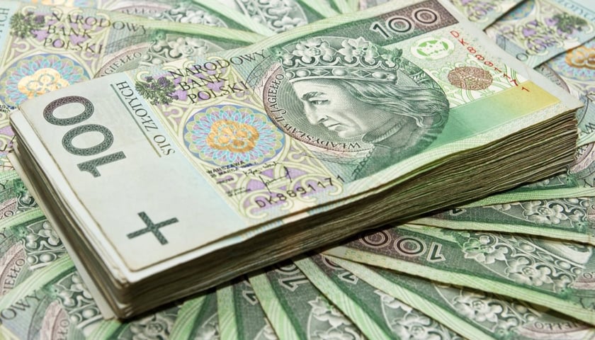 Plik banknotów stuzłotowych