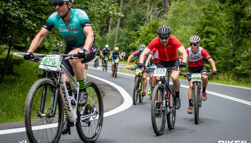 Wyścig kolarzy górskich na trasie Bike Adventure 2022 w okolicy Szklarskiej Poręby
