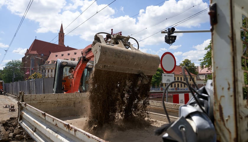 Koparka na Moście Piaskowym, w tle widać wieżę kościoła na pl. Nankiera