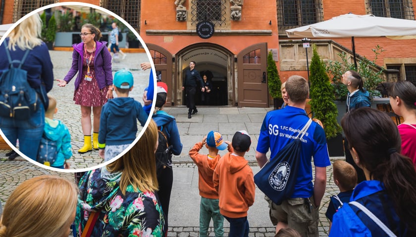 Jeden ze spacerów organizowanych w Rynku. Na zdjęciu ratusz i wejście do Piwnicy Świdnickiej. Na zdjęciu w kółeczku - pani przewodniczka