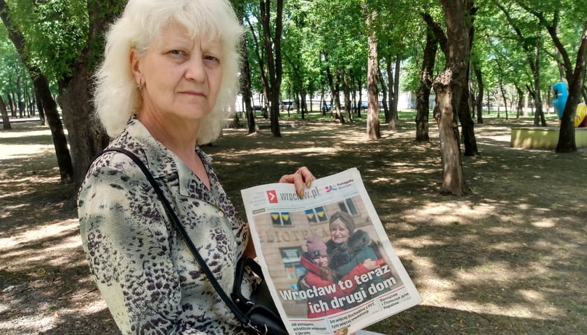 Ludmiła w parku w rodzinnym Krzywym Rogu z biuletynem wroclaw.pl. z marca 2022 roku. Na okładce jej zdjęcie z wnuczką Weroniką