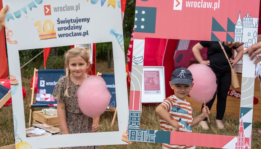 Urodzinowa strefa wroclaw.pl na Festiwalu PasiBrzucha na Partynicach. Na zdjęciu widać dzieci z watą cukrową