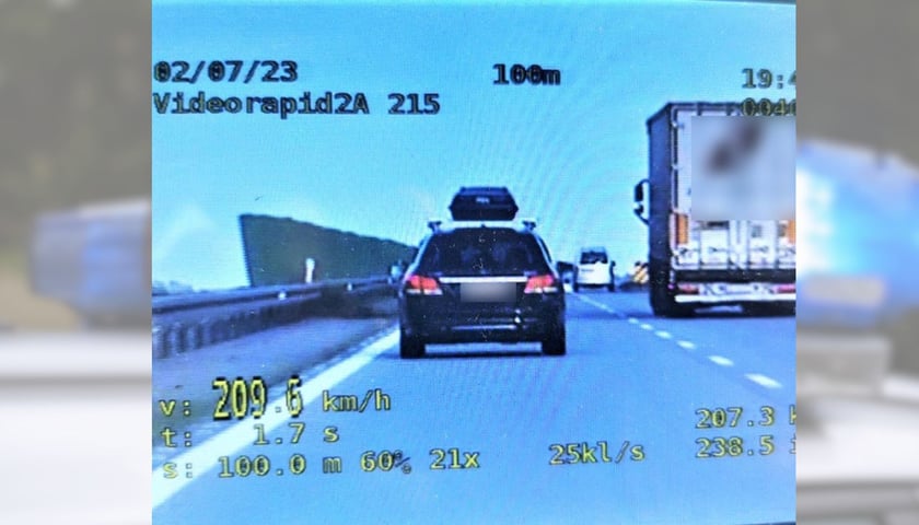 Samochód BMW na autostradzie A4, jedzie 209,6 km/h. Zdjęcie policji z wideorejestratora