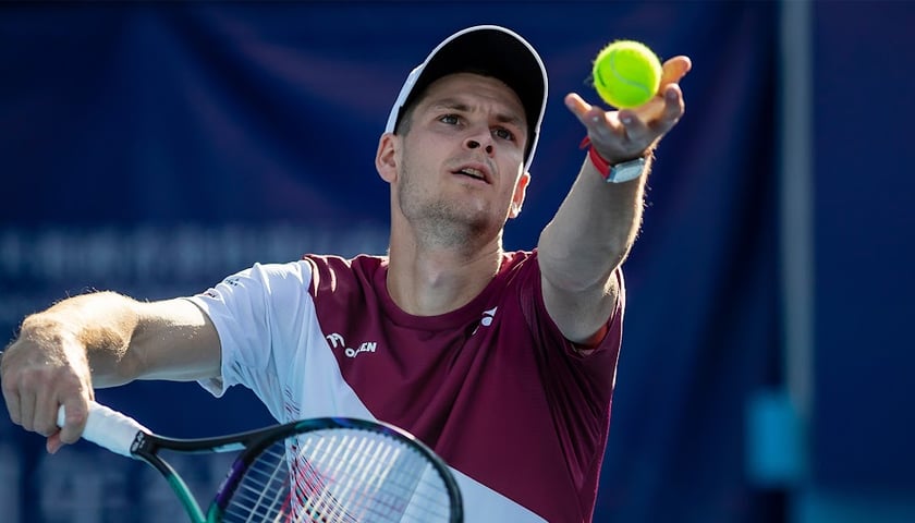 Hubert Hurkacz składający się do serwisu