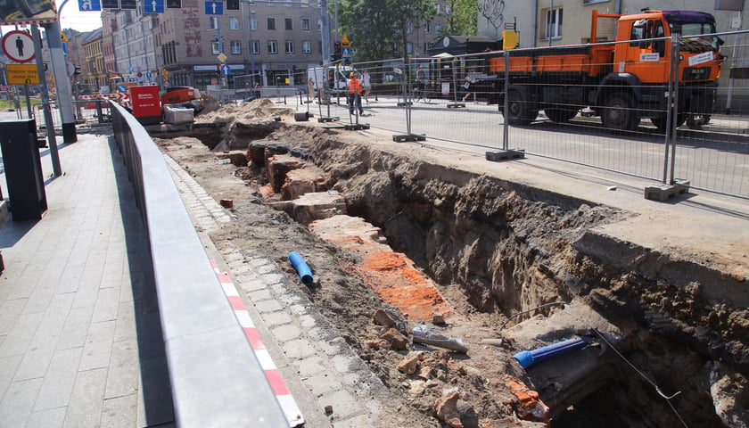 Mury dawnej zabudowy znalezione podczas remontu na Kazimierza Wielkiego 