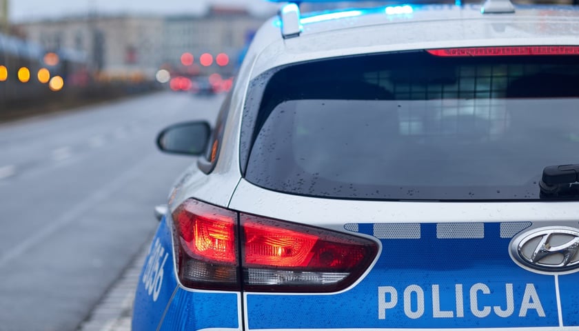 Radiowóz policji na ulicy we Wrocławiu, zdjęcie ilustracyjne
