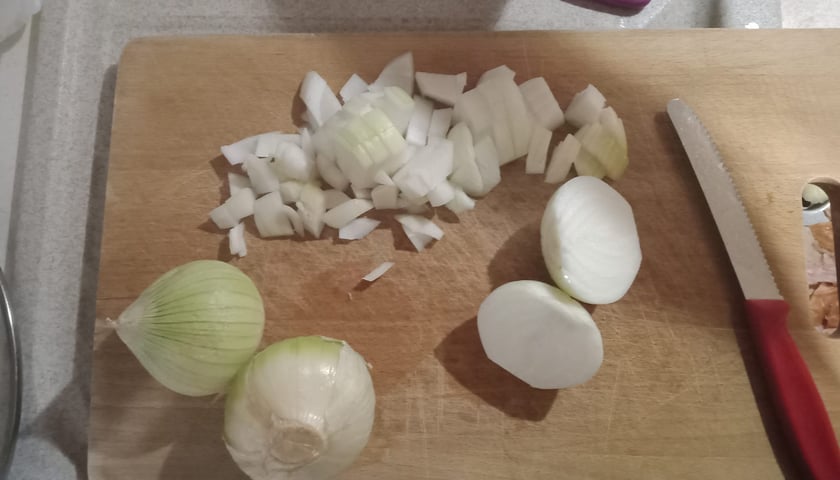 Składniki na leczo. Cebula