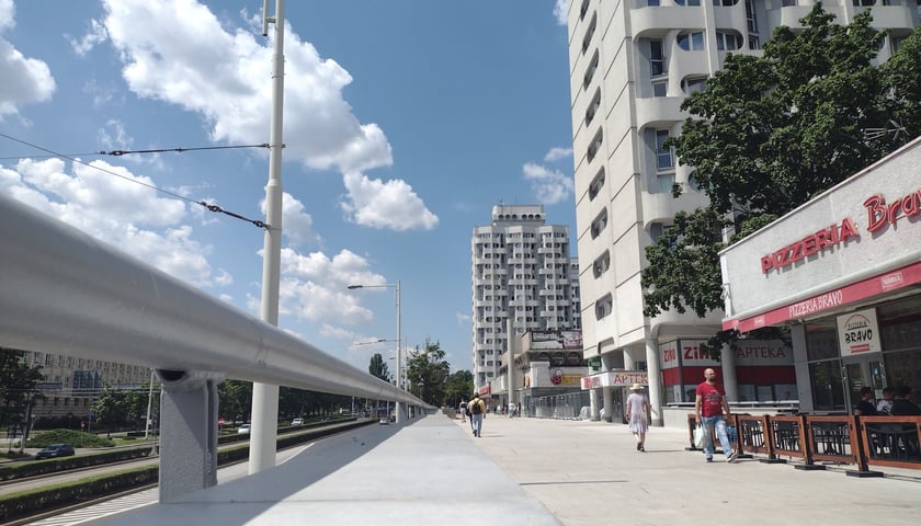 Barierka, deptak, przechodnie i Sedesowce - esplanada wzdłuż placu Grunwaldzkiego w remoncie, ale otwarta