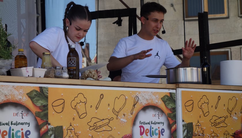 <p>Julka Cymbaluk, triumfatorka Masterchef Junior z 2017 roku i Kuba Tomaszczyk, zwycięzca aktualnej edycji MasterChefa gotują na scenie</p>