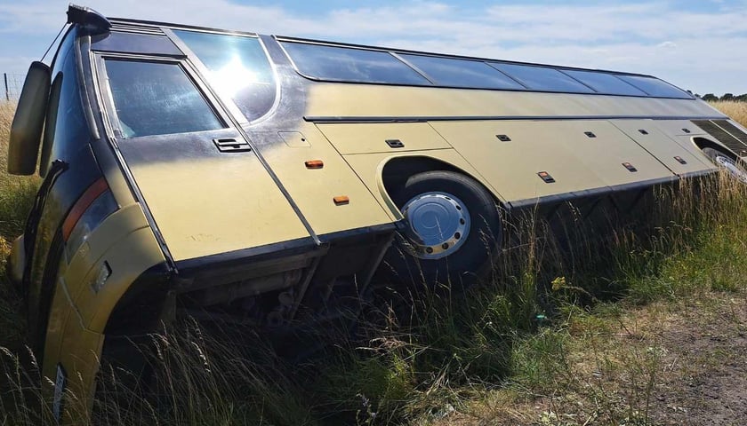 Wywrócony autokar w rowie na autostradzie A4