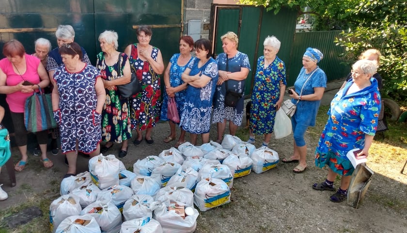 Kobiety w Kramatorsku czekają na paczki z jedzeniem