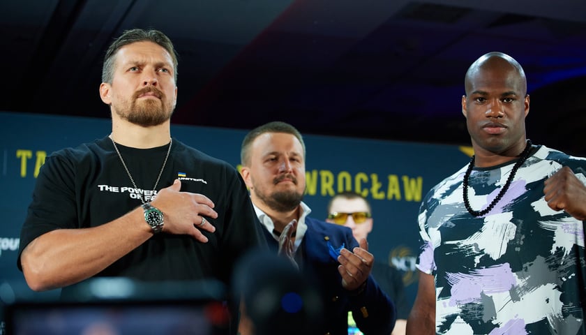 Od lewej Aleksander Usyk, Aleksander Krassyuk, promotor Ukraińca i Daniel Dubois podczas konferencji prasowej w Warszawie 