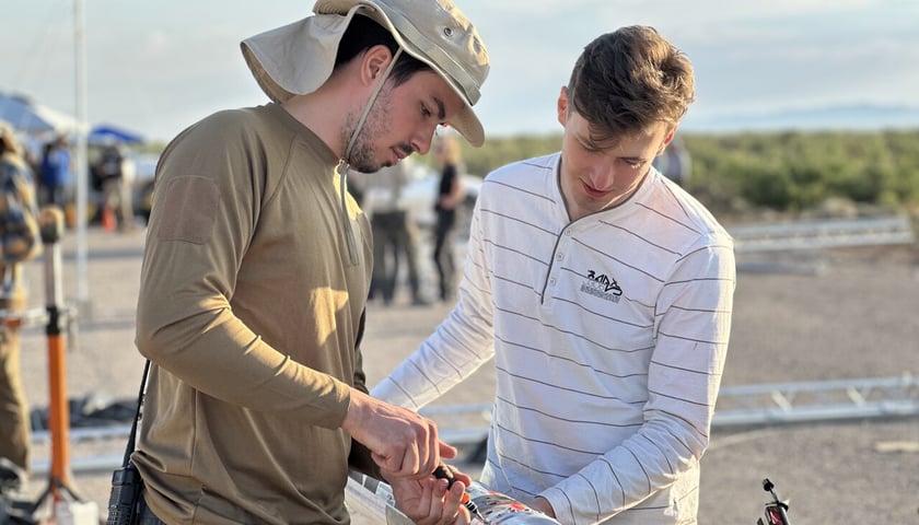 Montaż korpusu silnika do klatki nośnej, poranek czwartego dnia zawodów Spaceport America Cup; od lewej: Michał Kos, Seweryn Pola