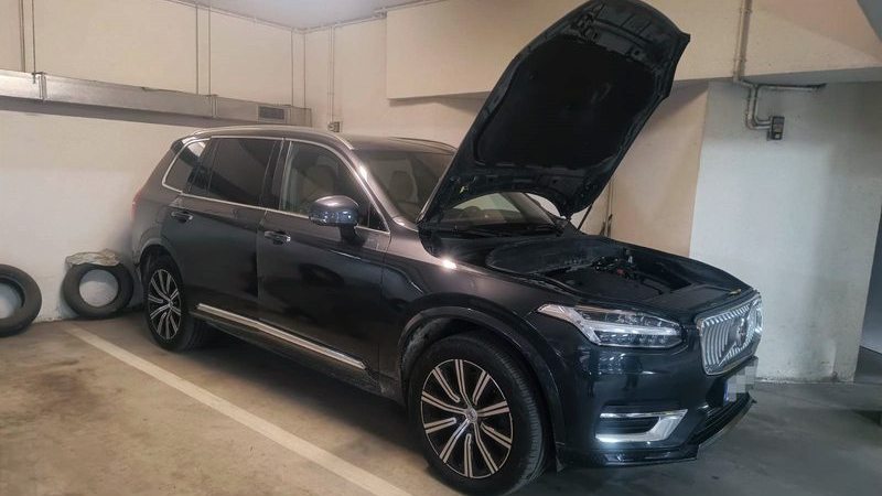 Czarne Volvo zaparkowane w garażu - udało się je odzyskać z rąk złodziei wrocławskim policjantom