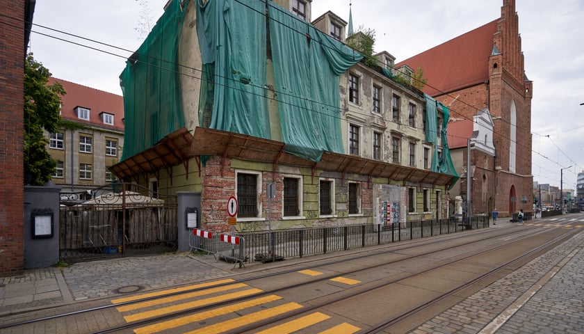 Zamknięty chodnik na ulicy Świętej Katarzyny