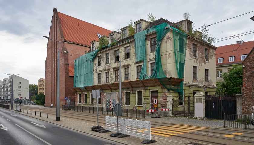 Zamknięty chodnik na ulicy Świętej Katarzyny