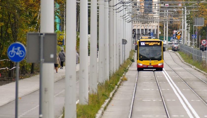 Autobus jadący otwartym fragmentem trasy na Nowy Dwór. Od 22 lipca autobusy pojadą tą trasą aż do końca, do ul. Rogowskiej. 