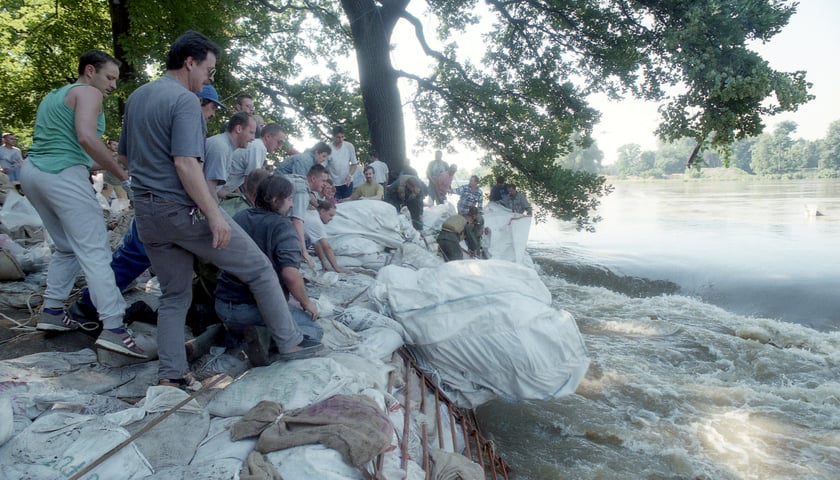 Powódź we Wrocławiu, 1997 r. Mieszkańcy układają worki z piaskiem koło ZOO, widać wezbraną rzekę