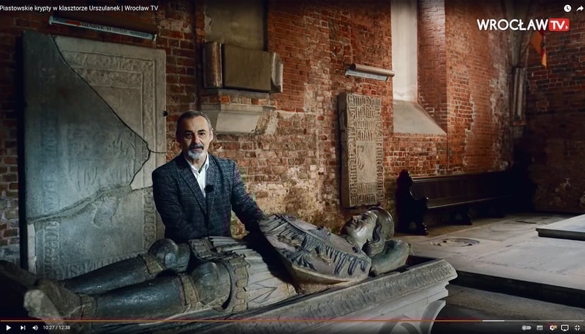 Na zdjęciu historyk Juliusz Woźny przy sarkofagu w Mauzoleum Piastów Śląskich w kościele św. Klary i św. Jadwigi przy pl. Nankiera