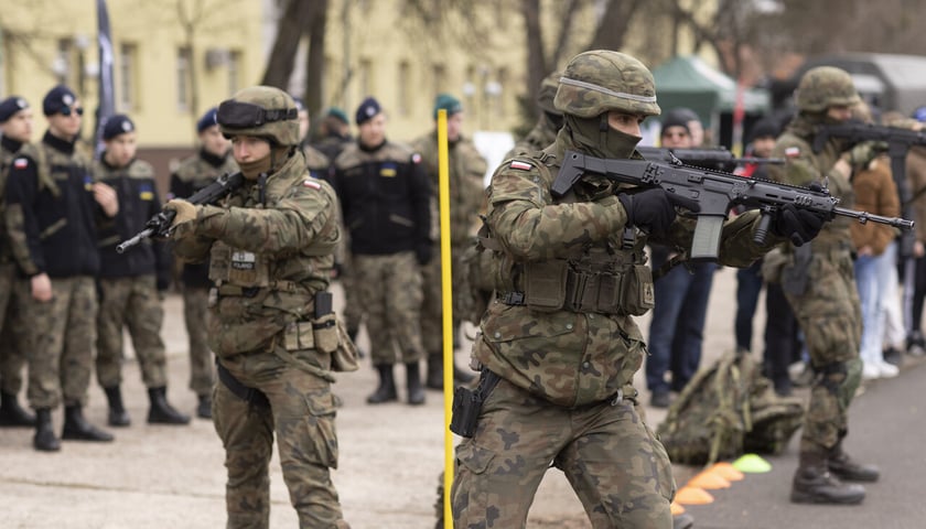 Umundurowani podchorążowie z karabinami w dłoniach na Dniu Otwartym Akademii Wojsk Lądowych 