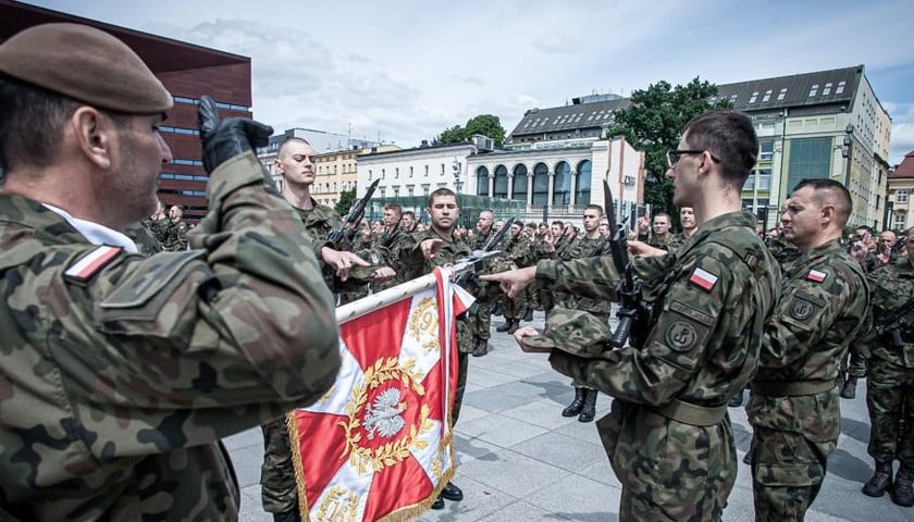 Kobiety i mężczyźni w wojskowych mundurach, żołnierze 16. DBOT