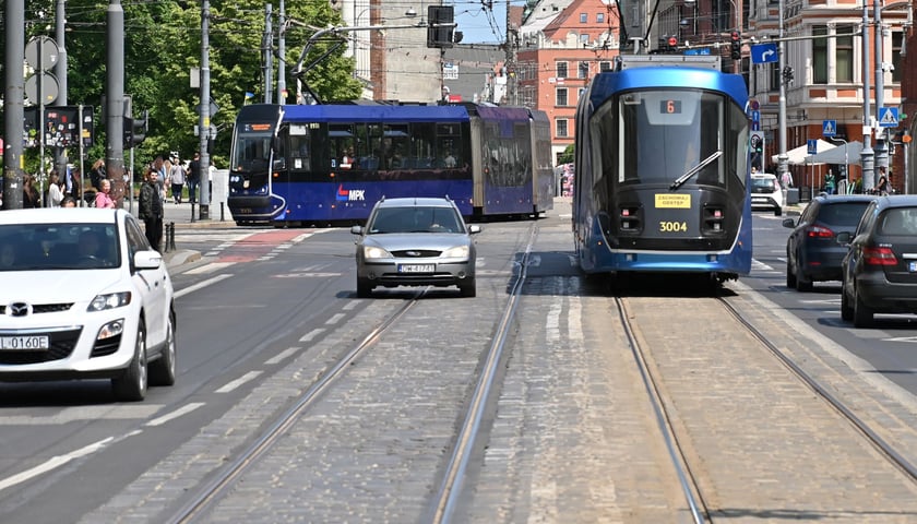 Tramwaj jadący ulicą Świdnicką w kierunku Rynku. Od 3 września sporo się zmieni w komunikacji, ale linia 6 wciąż będzie stanowić połączenie Borka z Rynkiem.