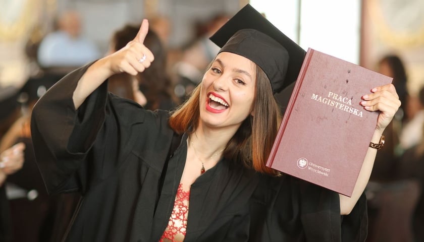 Studentka podczas Graduation Ceremony w Auli Leopoldyńskiej