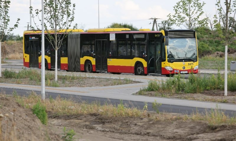 Zdjęcie ilustracyjne przedstawiające autobus przegubowy 