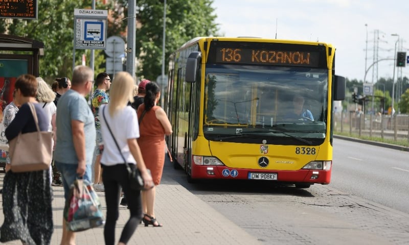Zdjęcie ilustracyjne. Fotografia przedstawia przystanek komunikacji miejskiej. 