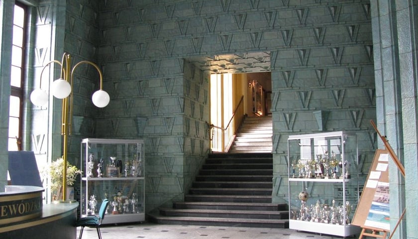 <p>Budynek Komendy Wojew&oacute;dzkiej Policji przy Podwalu. Imponujący hol pokrywa ceramiczna dekoracja w stylu art&nbsp;deco.&nbsp;</p>