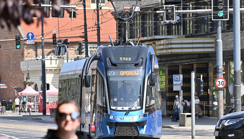 Moderus Gamma jadący ulicą Świdnicką.