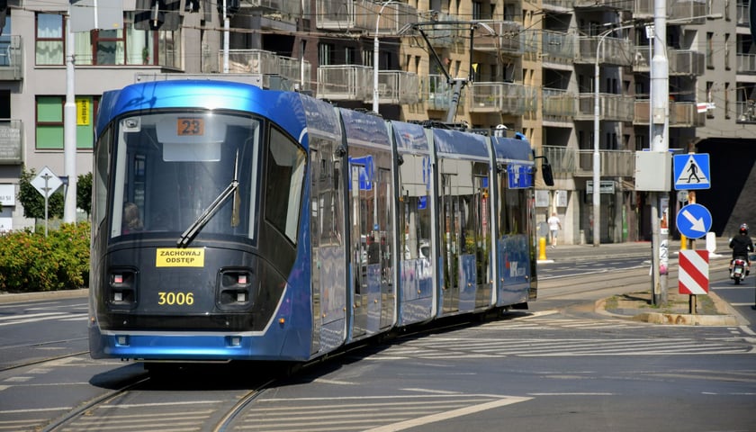 Tramwaj Skoda 16T linii 23 jedzie ul. Jedności Narodowej. 