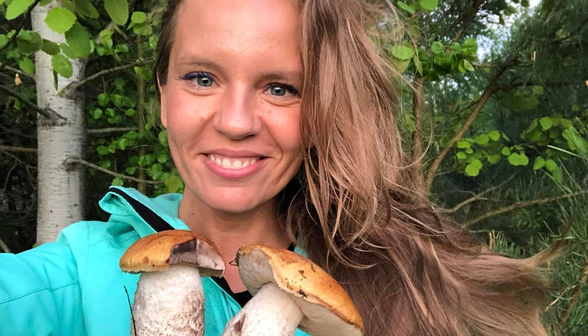 Marianna Kasperczyk z grzybami w dłoniach