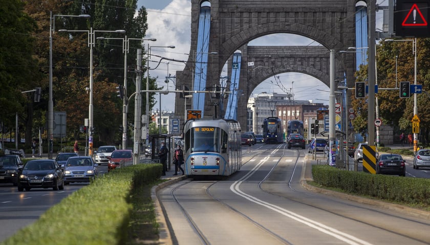 Duży kamienny most (Grunwaldzki), przez który przejeżdżają tramwaje i samochody. M.in. tutaj można spodziewać się utrudnień w związku z pracą filmowców