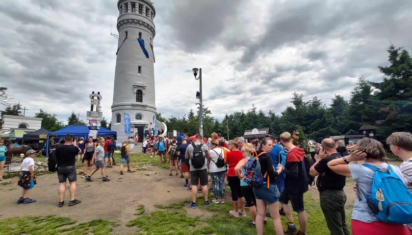Uroczystość z okazji otwarcia wieży widokowej na Wielkiej Sowie po remoncie