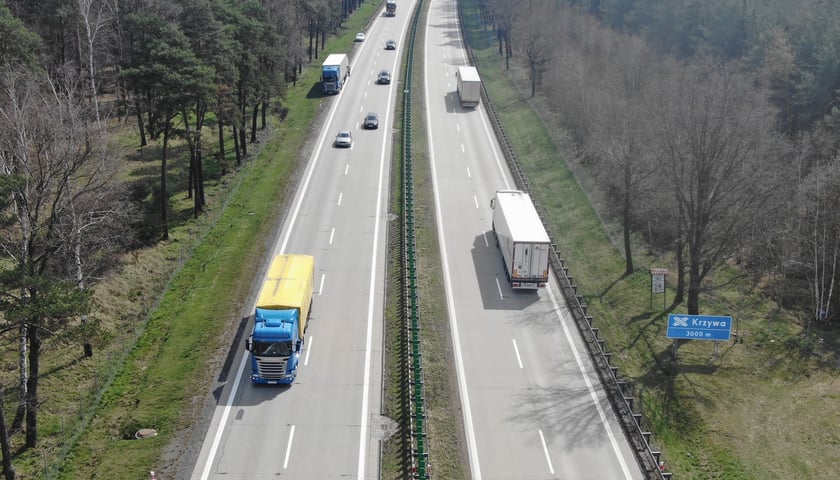 Autostrada A4 między Legnicą a Krzyżową. Na zdjęciu widać autostradę i jadące po niej samochody