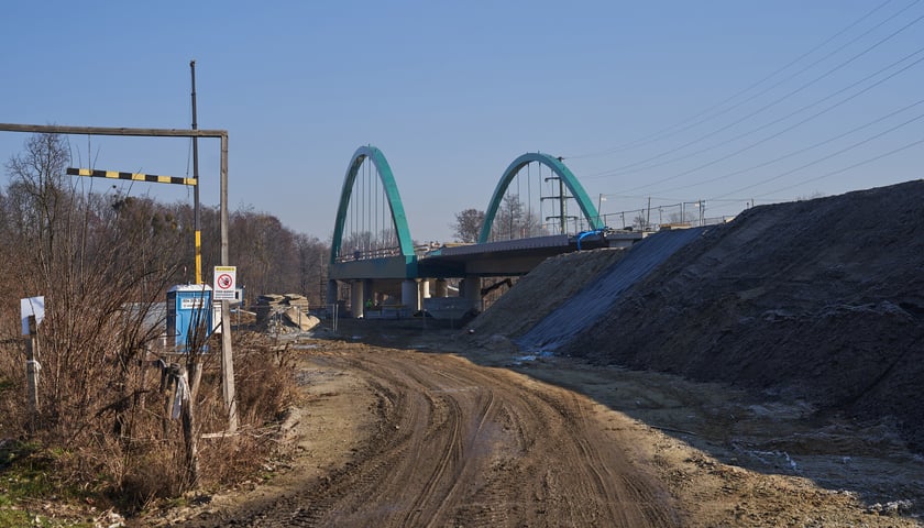 Most Wilczy Kąt nad Oławą (Aleja Wielkiej Wyspy) w budowie, pierwsze dni marca 2023 r.