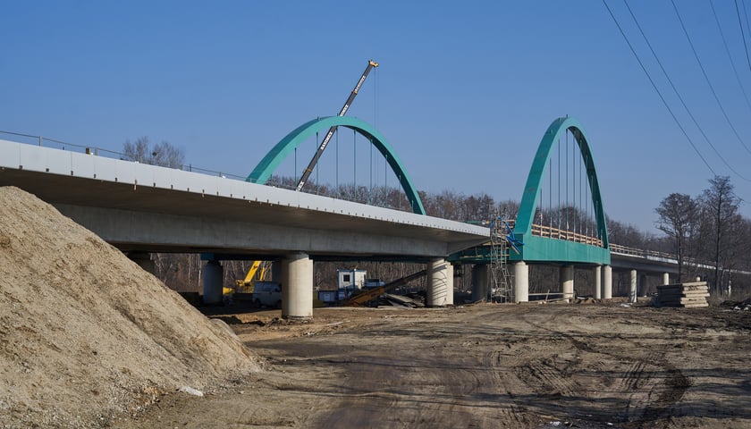 Most Wilczy Kąt nad Oławą (Aleja Wielkiej Wyspy) w budowie, pierwsze dni marca 2023 r.