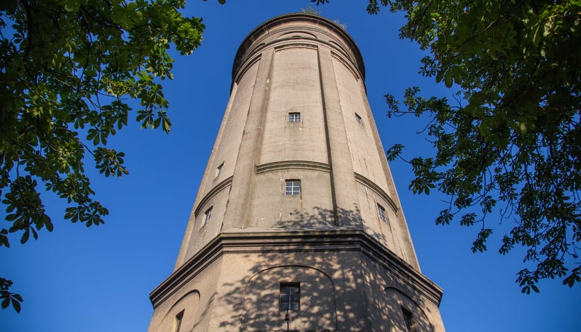 Wieża ciśnień z ulicy Berenta na osiedlu Karłowice została ponownie wystawiona na sprzedaż 