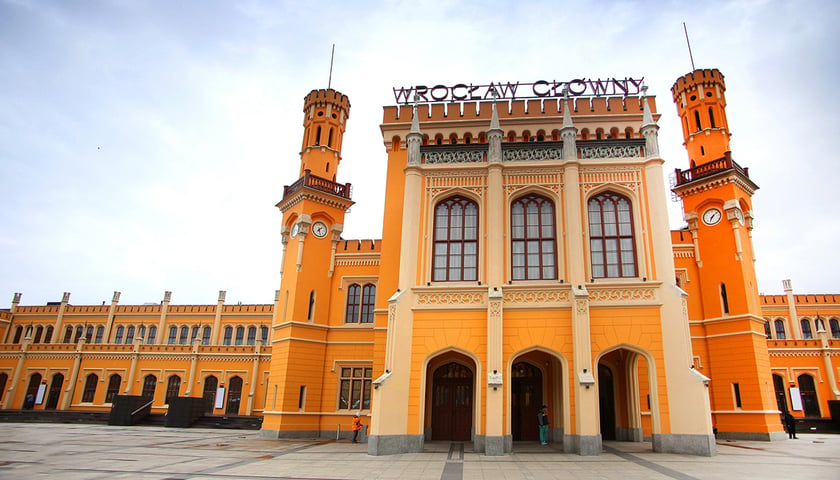 Wejście główne na Dworzec PKP Wrocław Główny. Na zdjęciu widać neorenesansowy olbrzymi, jasny budynek
