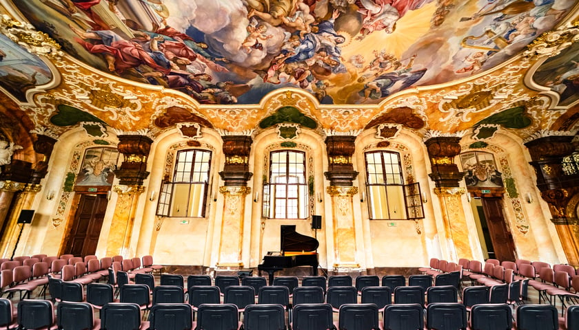 Sala Oratorium Marianum, na środku stoi fortepian, wokół niego ustawione są krzesła 