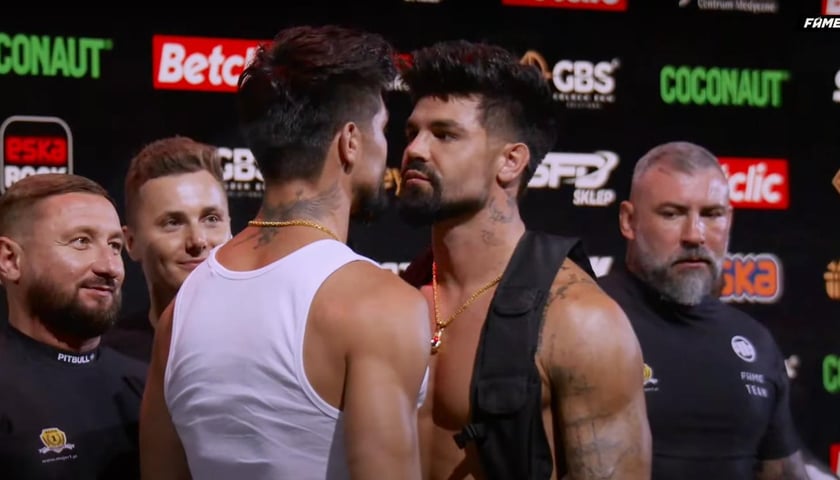 Dwóch zawodników podczas konferencji Fame Friday MMA