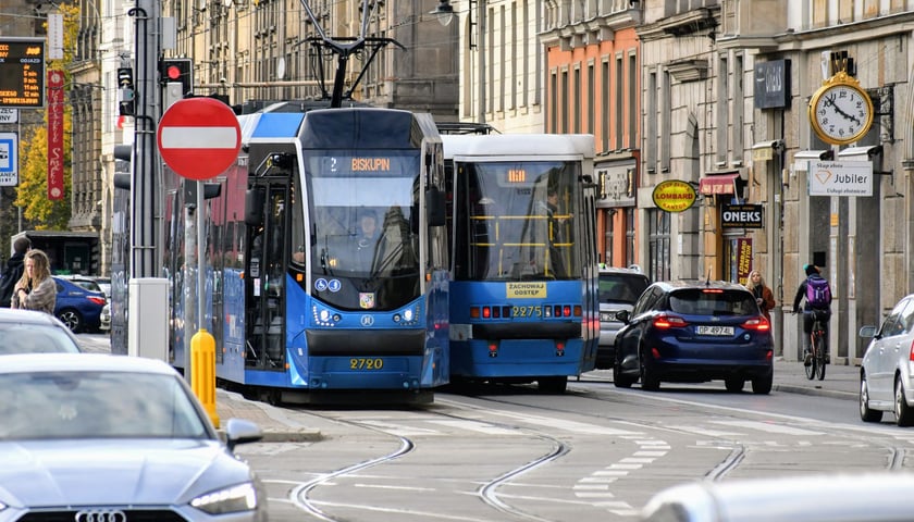 Tramwaje na ul. Piłsudskiego przy przystanku Dworzec Główny. 