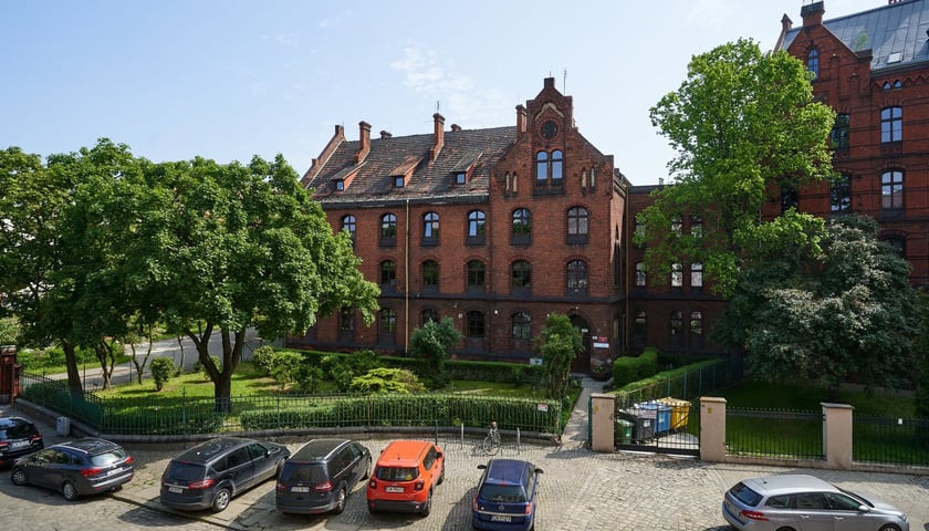Budynek przy ul. Krętej, dawny akademik Wagant. Na zdjęciu widać gmach z czerwonej cegły.