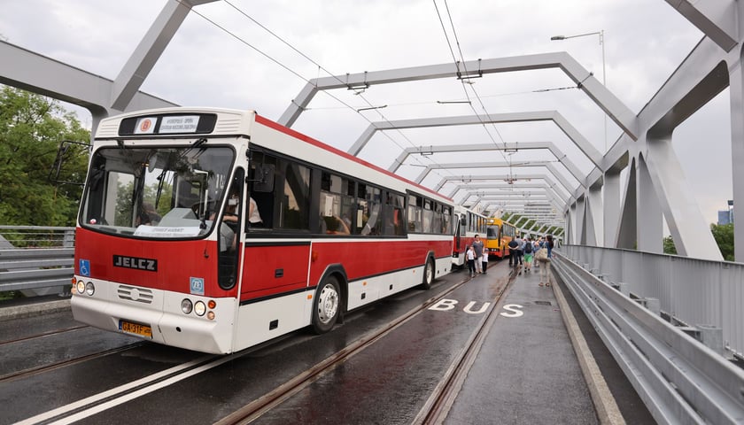 Historyczny autobus Jelcz na wiadukcie na trasie autobusowo-tramwajowej na Nowy Dwór. Podziwiając konstrukcję można było się przekonać, że odwodnienie obiektu jest bardzo sprawne. Chwilę po przybyciu parady na wiadukt lunął deszcz. 