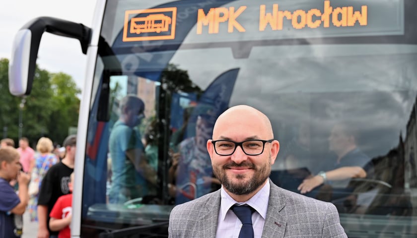 Witold Woźny, prezes MPK Wrocław, przed elektrycznym autobusem Mercedes-Benz eCitaro, podczas parady inaugurującej trasę na Nowy Dwór. 