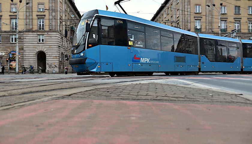 Niebieski tramwaj skręcający z ulicy Piłsudskiego w ul. Świdnicką. Rozjazdy w tym kierunku będą wymieniane, podobnie jak krzyżownica na środku skrzyżowania. 