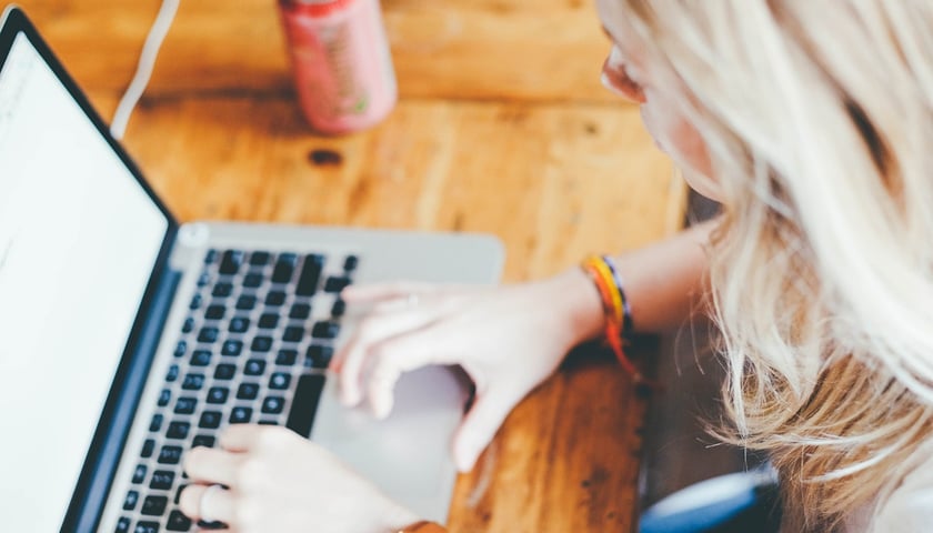 kobieta pracująca na laptopie, zdjęcie ilustracyjne